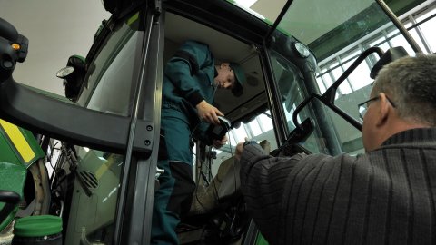 Opravář zemědělských strojů